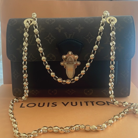 Louis Vuitton Victoire Monogram - Picture 4 of 6